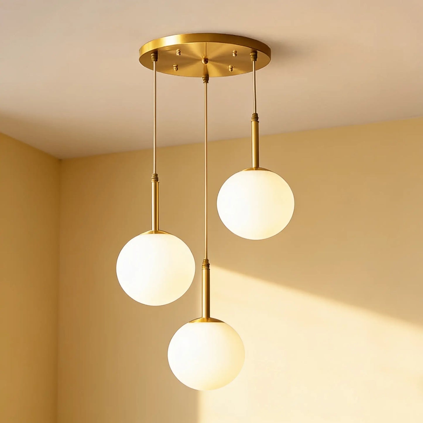 Suspension LED 3 globes opalins, laiton