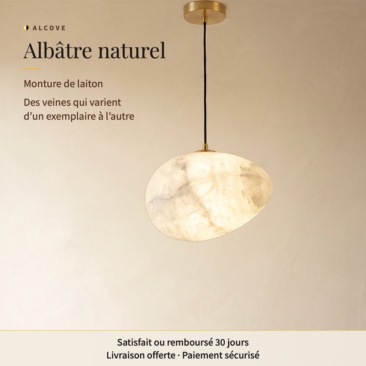 Alcove, suspension allumée en albâtre naturel veiné, monture de laiton et câble noir, sur un mur clair