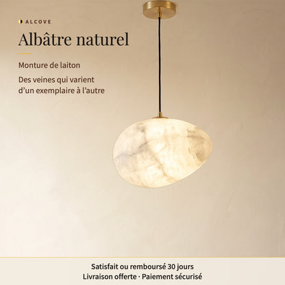 Alcove, suspension allumée en albâtre naturel veiné, monture de laiton et câble noir, sur un mur clair