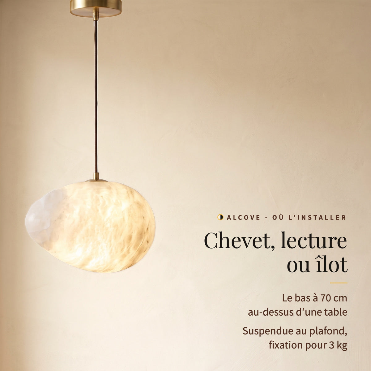 Alcove, suspension en albâtre et laiton allumée, pour un chevet, un coin lecture ou un îlot