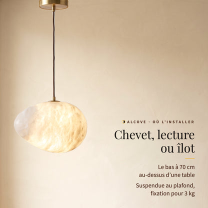 Alcove, suspension en albâtre et laiton allumée, pour un chevet, un coin lecture ou un îlot