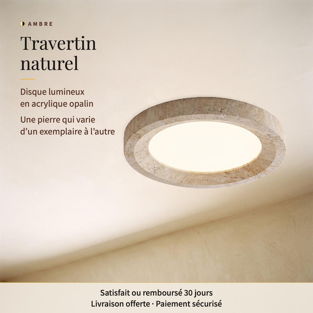 Ambre, plafonnier LED en travertin naturel allumé : disque lumineux en acrylique opalin, vu de biais sur un plafond clair