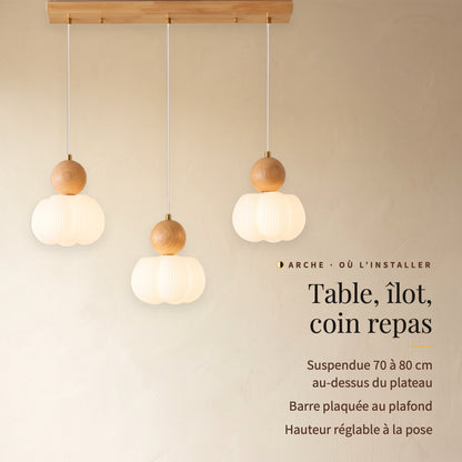 Arche, trois lumières allumées sous leur barre de bois, à installer au-dessus d’une table ou d’un îlot