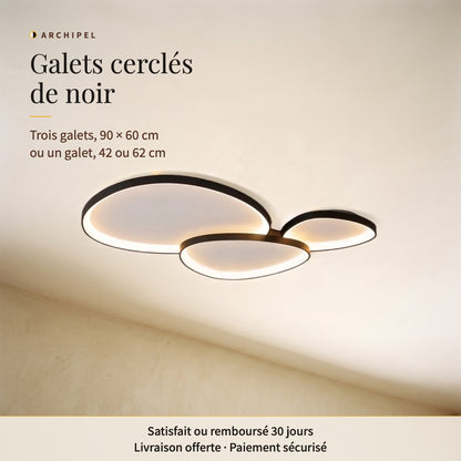 Archipel, plafonnier LED à trois galets cerclés de noir, allumé : 90 × 60 cm, ou un galet seul de 42 ou 62 cm