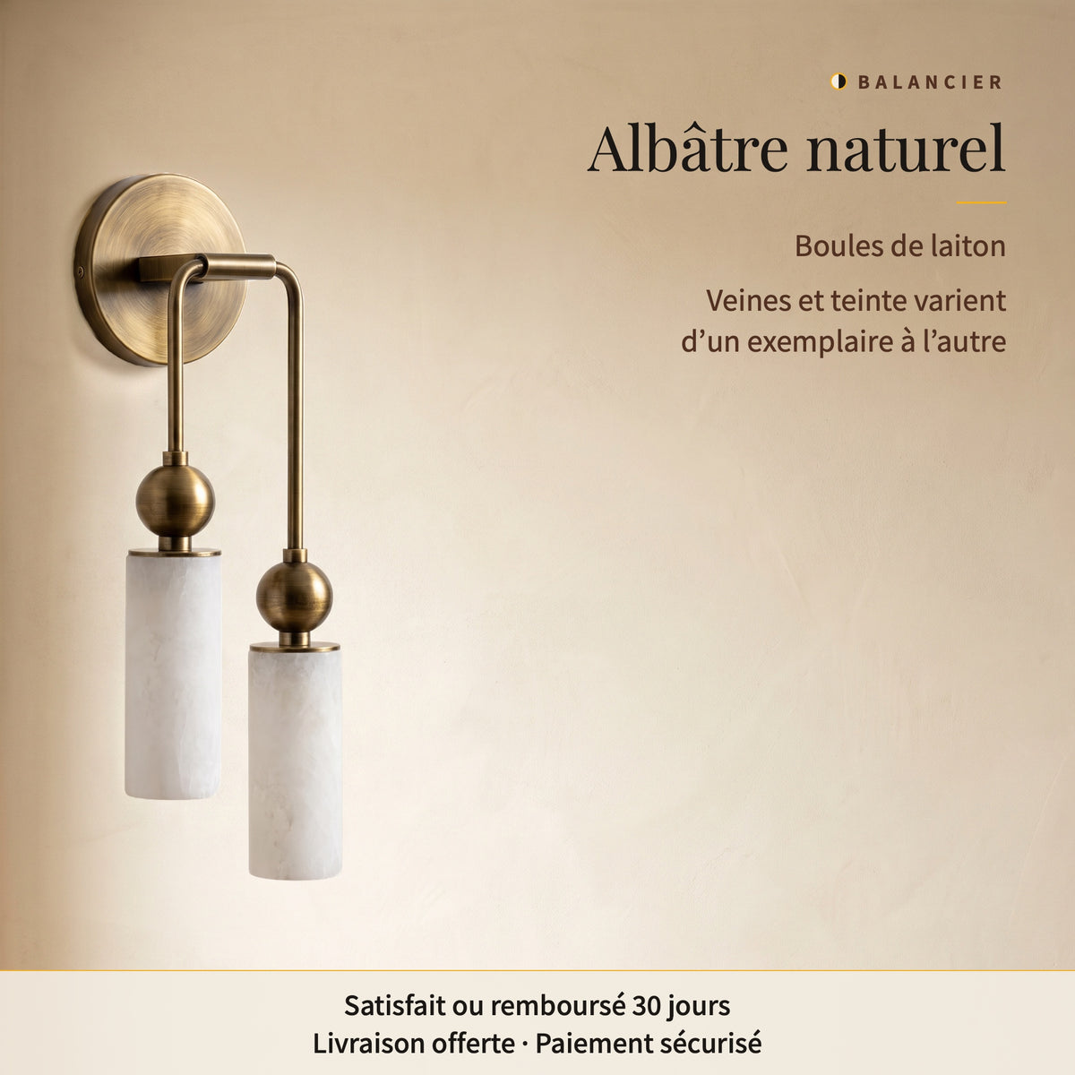 Balancier, applique murale éteinte vue de trois-quarts : albâtre naturel veiné et boules de laiton