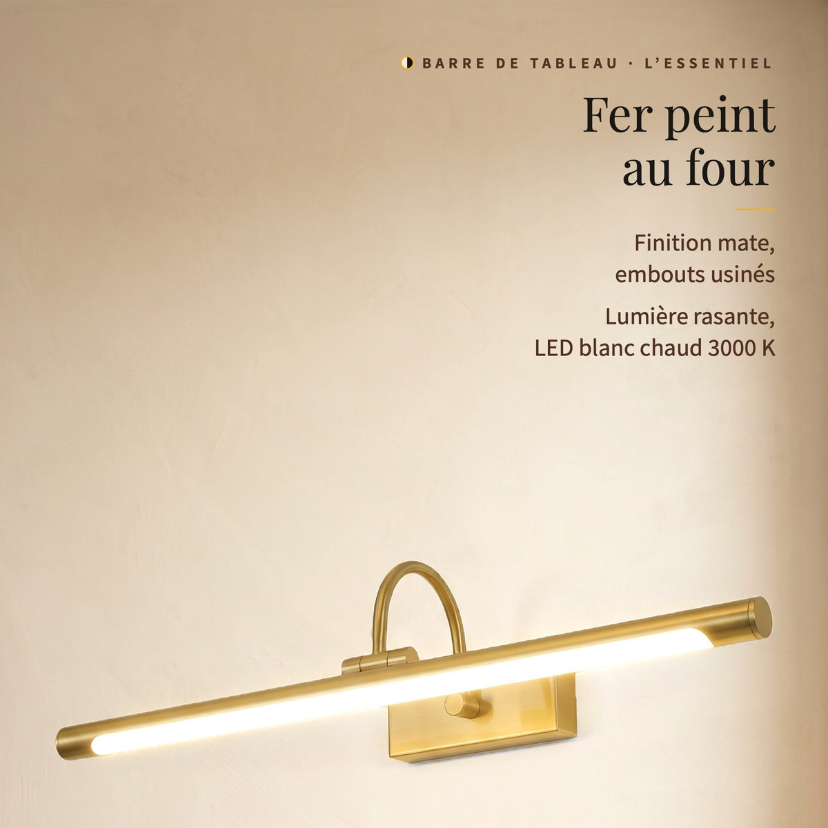 Barre de tableau allumée, de trois-quarts : fer peint au four, finition mate, lumière rasante blanc chaud 3000 K