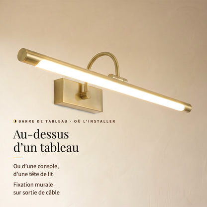 Barre de tableau allumée sur un mur clair, à installer au-dessus d’un tableau, d’une console ou d’une tête de lit