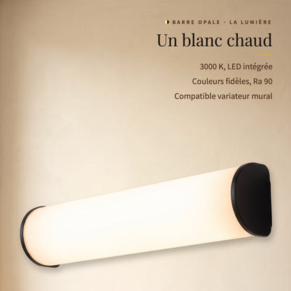 Barre opale allumée, vue de trois quarts : blanc chaud 3000 K, LED intégrée, couleurs fidèles Ra 90, variateur mural