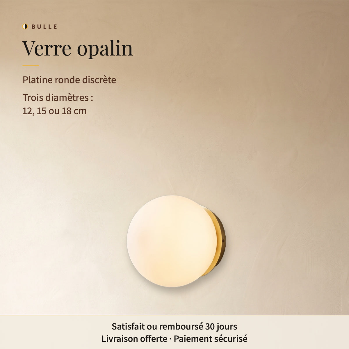 Bulle, applique allumée de trois-quarts : globe de verre opalin sur platine ronde discrète, en 12, 15 ou 18 cm