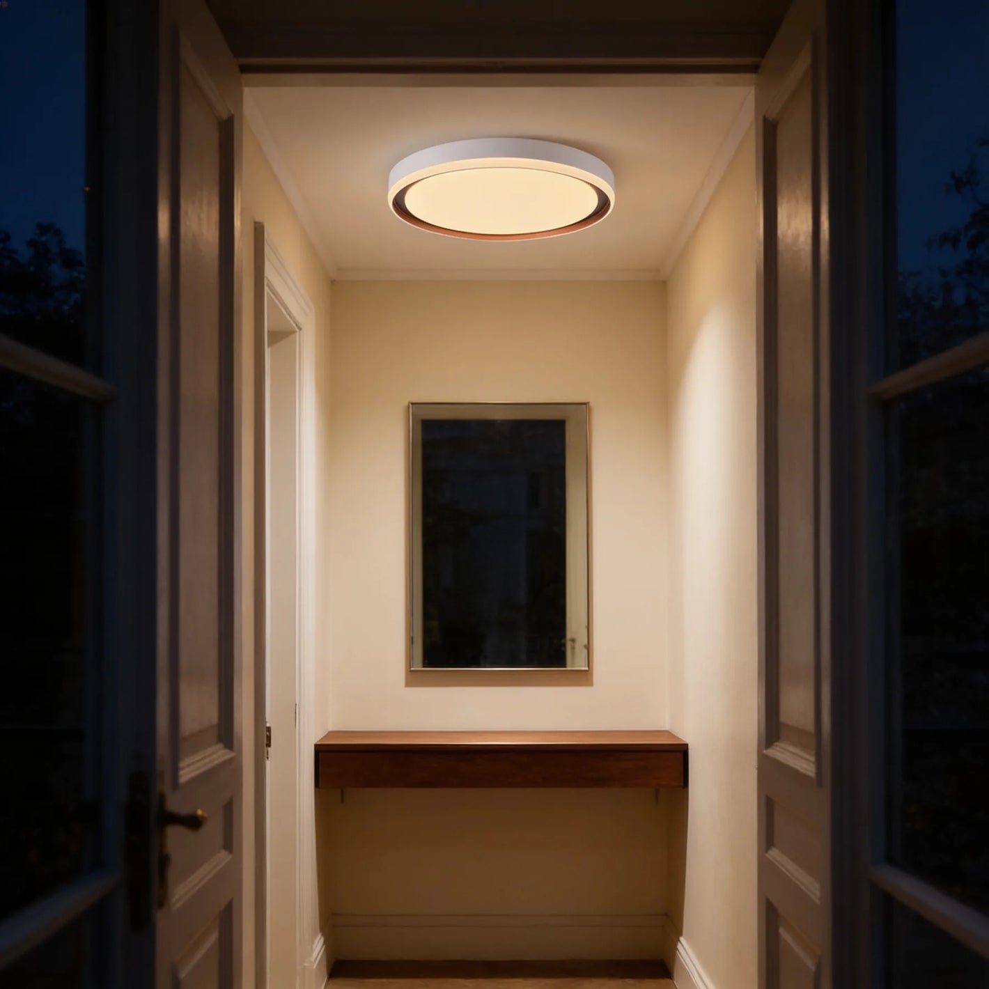 Le plafonnier allume la nuit dans une entree, au-dessus d une console en noyer