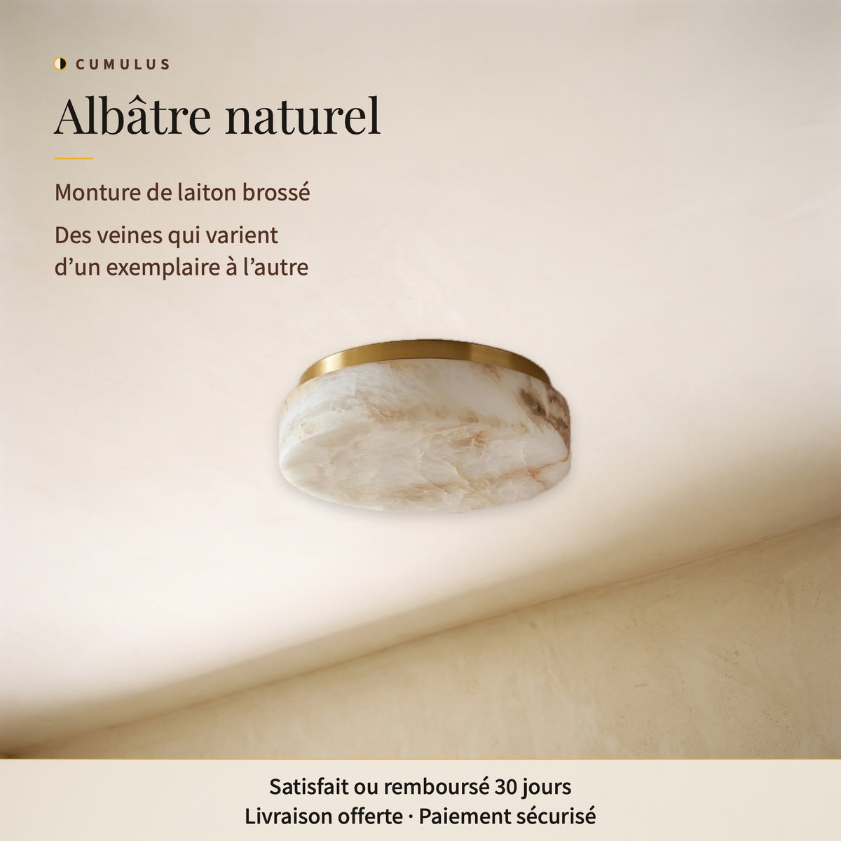 Cumulus, plafonnier : albâtre naturel veiné et monture de laiton brossé, vu éteint sur un plafond clair