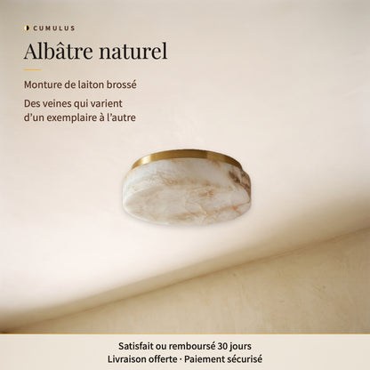 Cumulus, plafonnier : albâtre naturel veiné et monture de laiton brossé, vu éteint sur un plafond clair
