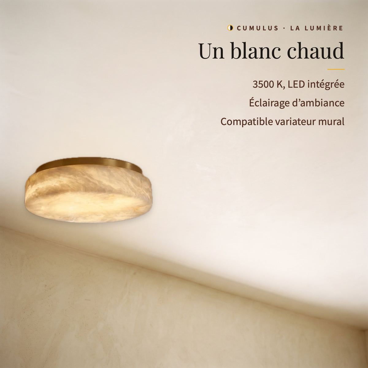Cumulus, plafonnier en albâtre allumé vu de biais : blanc chaud 3500 K, LED intégrée, éclairage d’ambiance