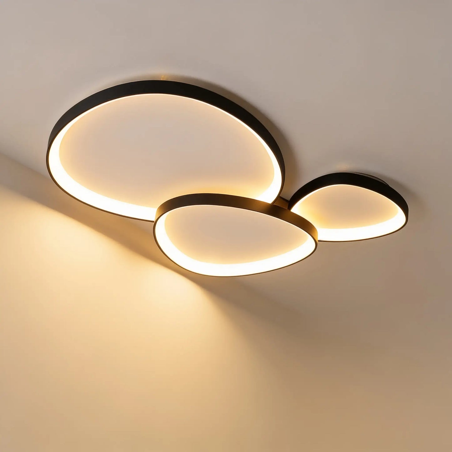 Plafonnier LED trois galets, blanc et noir — télécommande