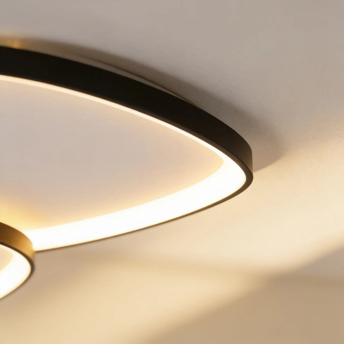 Archipel, plafonnier LED trois galets, blanc et noir