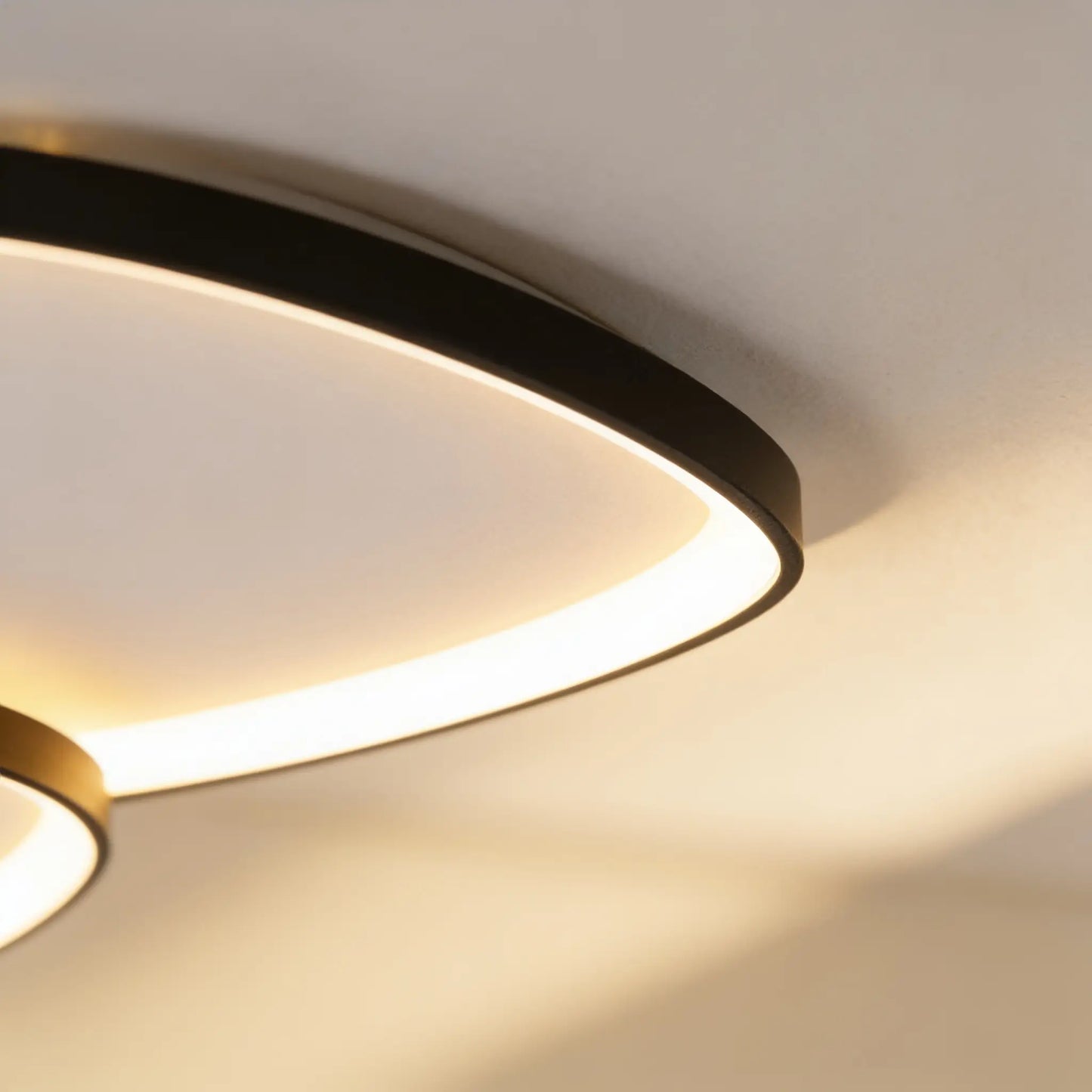 Plafonnier LED trois galets, blanc et noir — télécommande