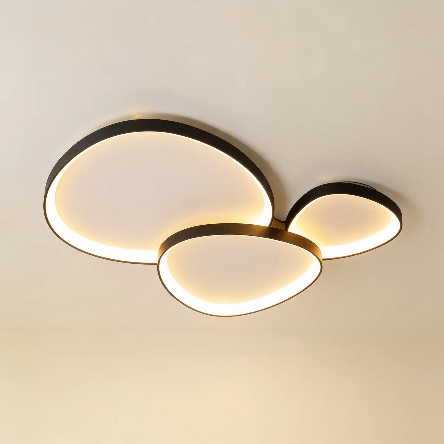 Plafonnier LED trois galets, blanc et noir — télécommande