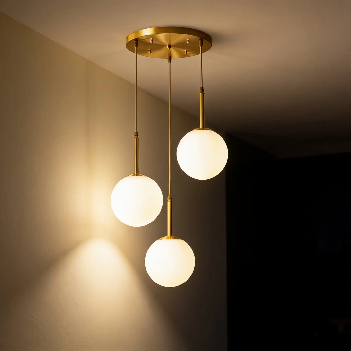 Suspension LED 3 globes opalins, laiton