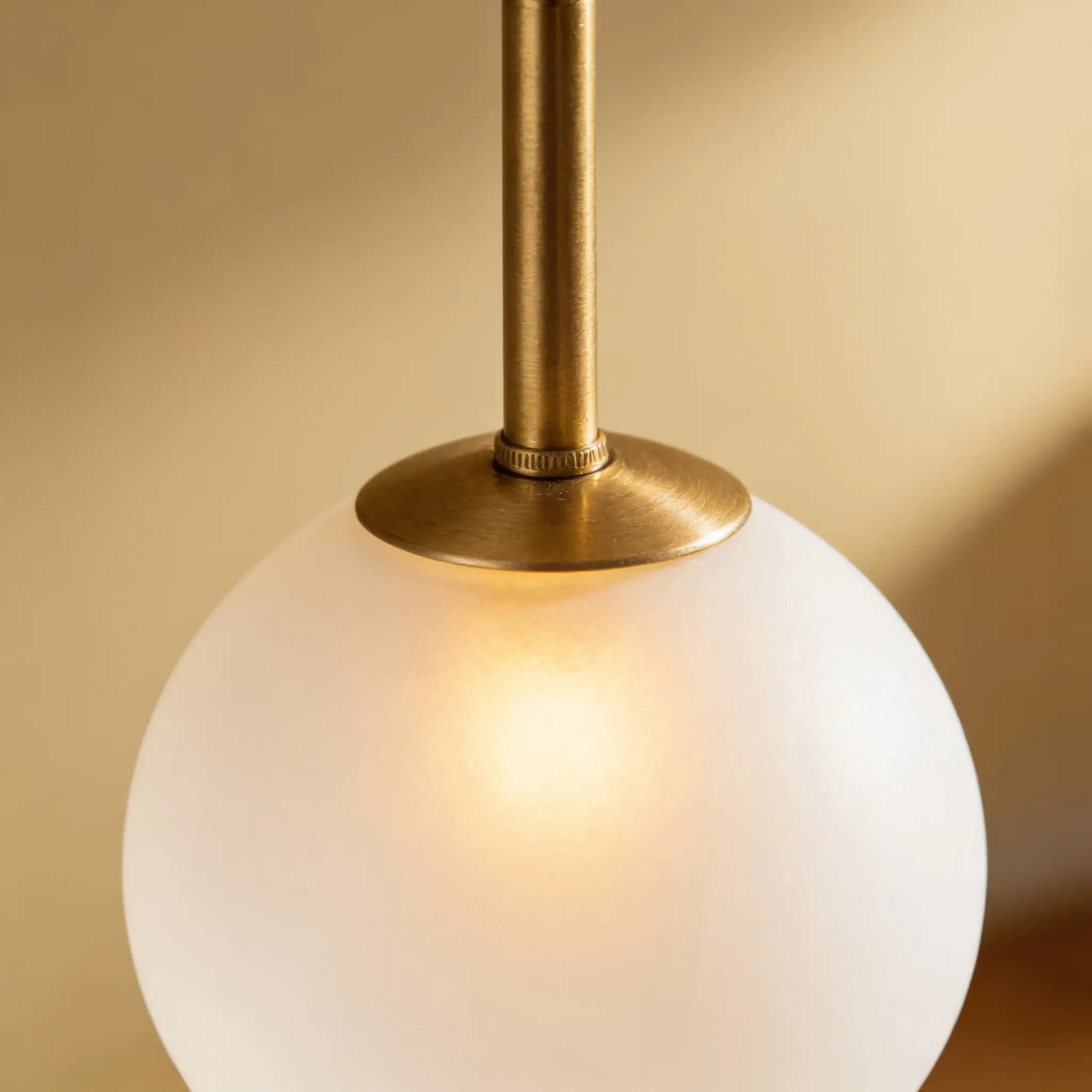 Suspension LED 3 globes opalins, laiton