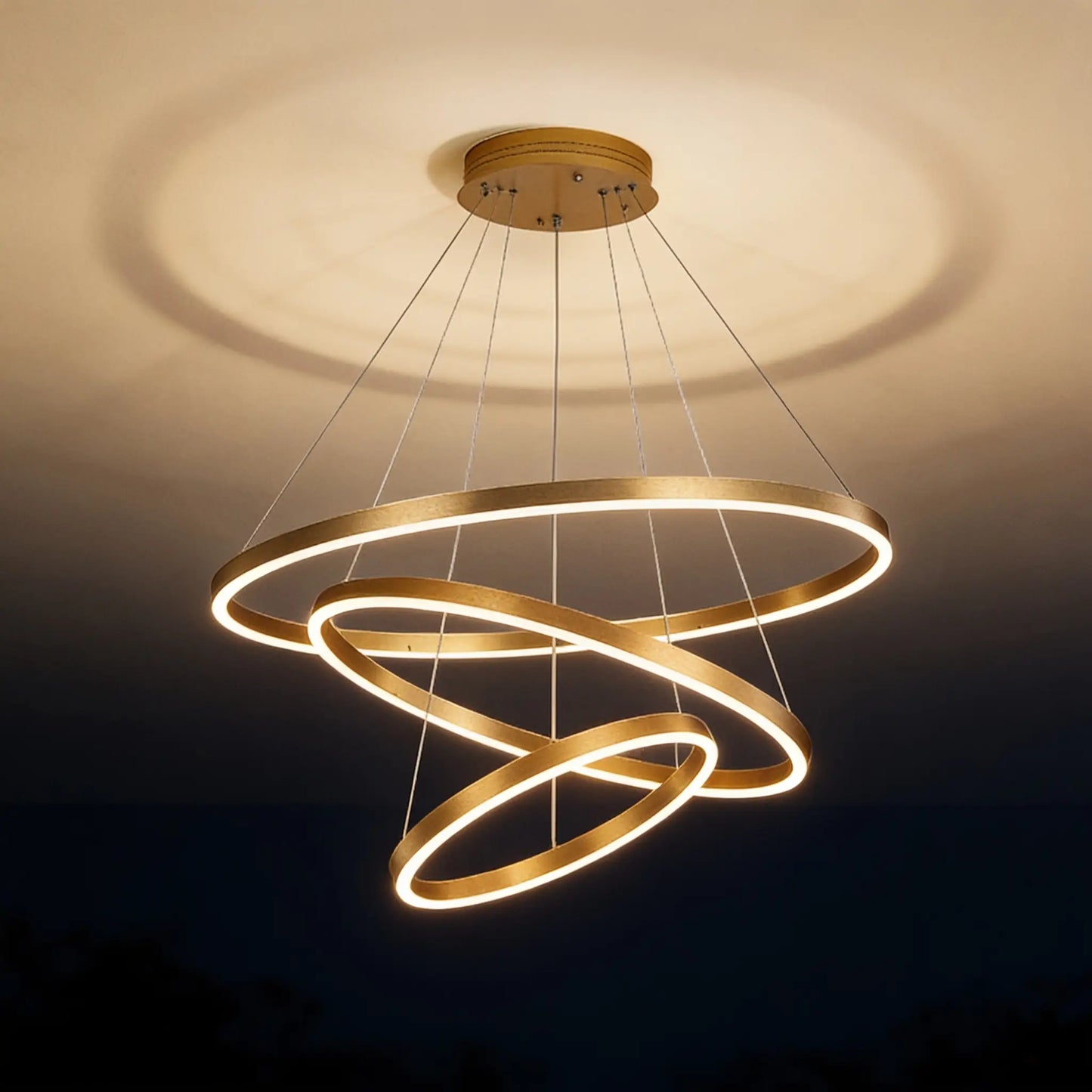 Lustre LED trois anneaux dorés, étagés