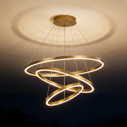 Lustre LED trois anneaux dorés, étagés