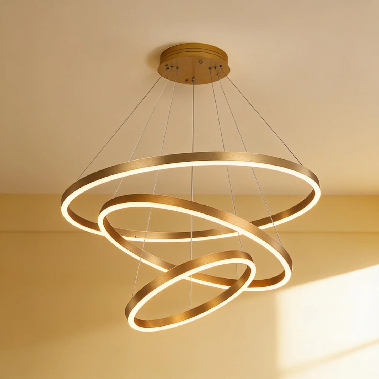 Lustre LED trois anneaux dorés, étagés