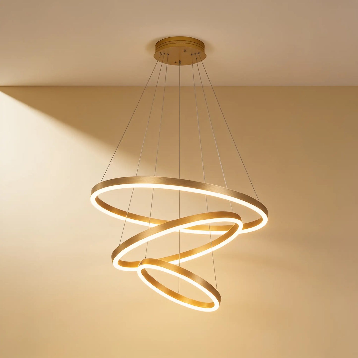 Lustre LED trois anneaux dorés, étagés