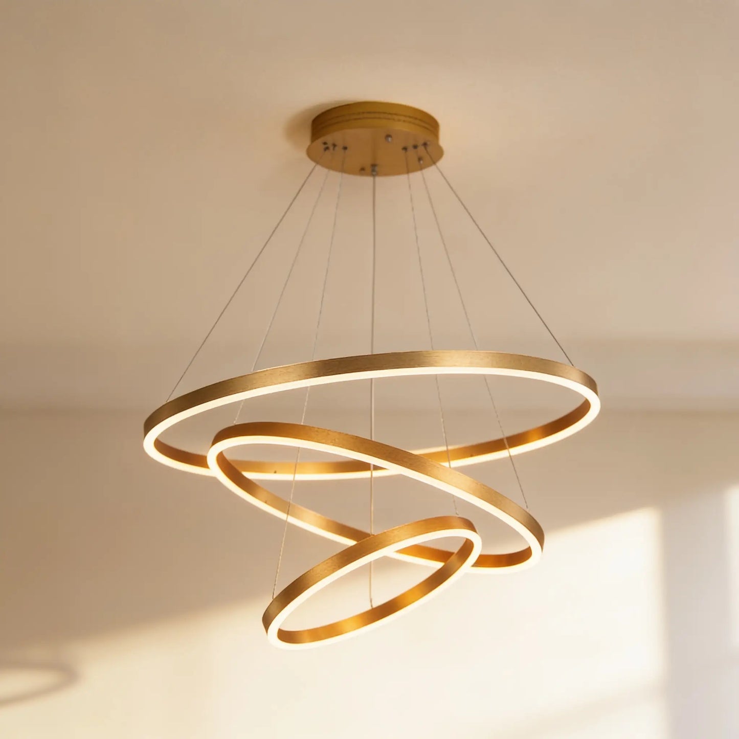Lustre LED trois anneaux dorés, étagés