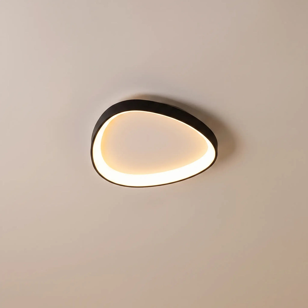 Archipel, plafonnier LED trois galets, blanc et noir