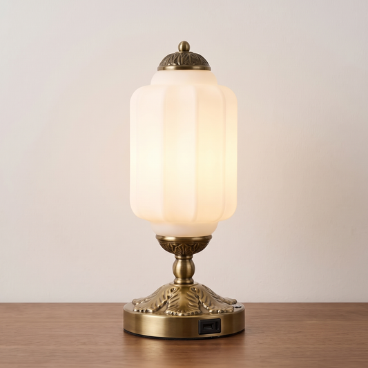 Opale, lampe à poser laiton et verre opalin, vue de face
