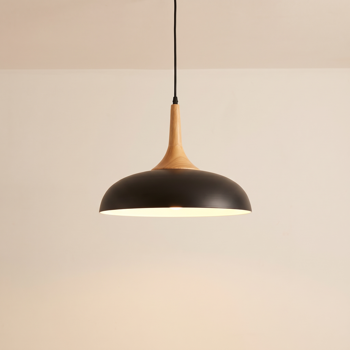 Dôme, suspension aluminium noir et bois, vue de face