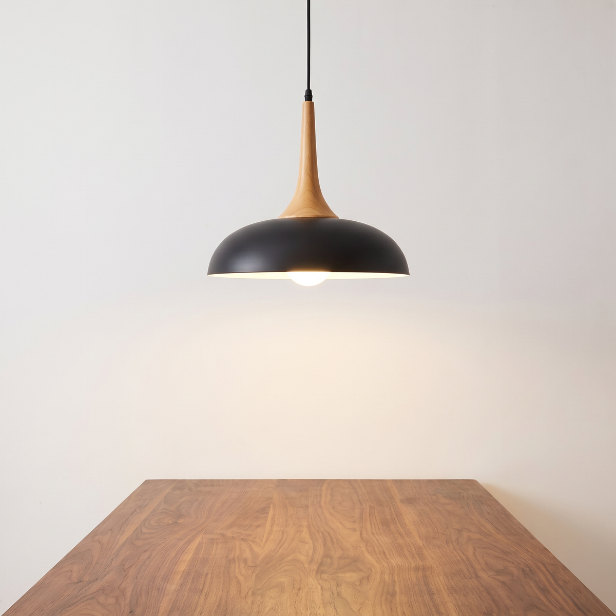 Dôme au-dessus d'une table