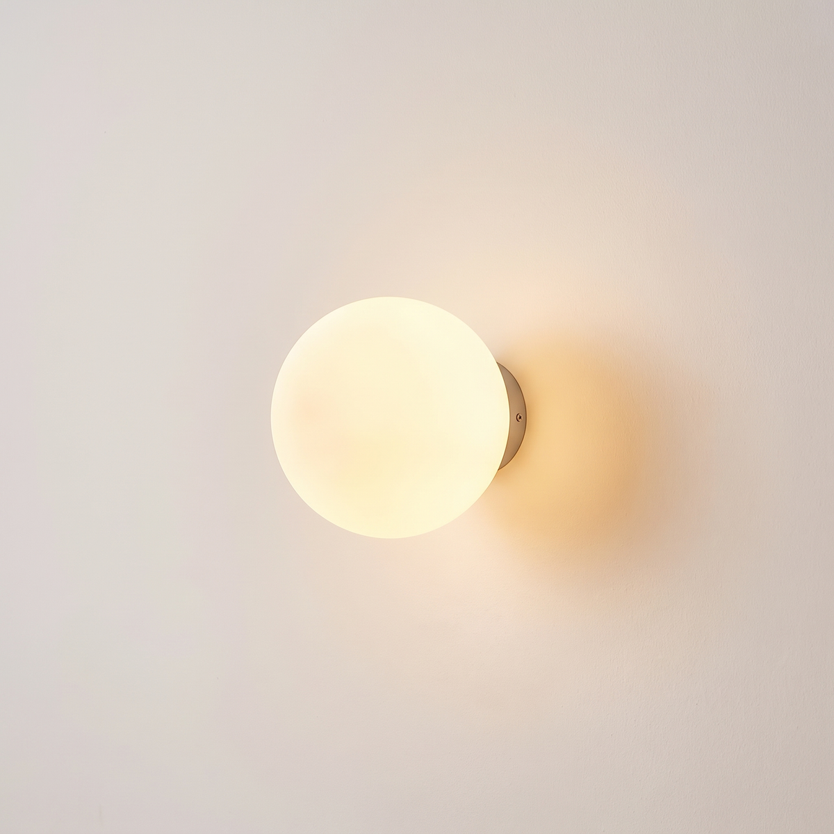 Bulle, applique demi-globe opalin, vue de face