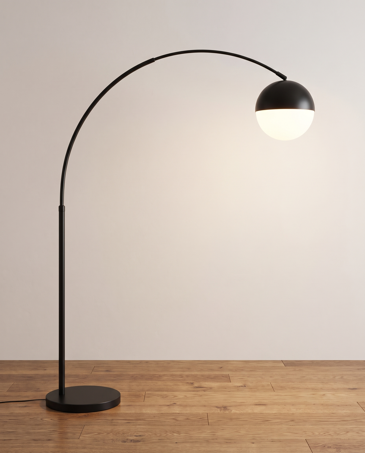 Arceau, lampadaire arc noir mat, vue de profil