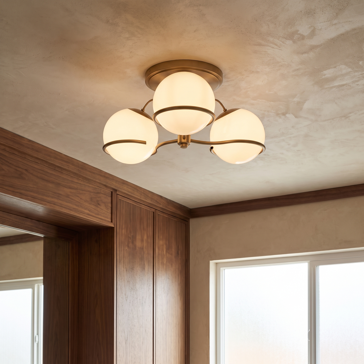 Trois hublots – trois globes opalins sur platine de plafond