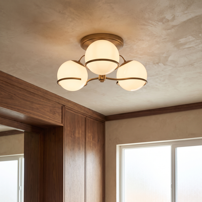 Trois hublots – trois globes opalins sur platine de plafond