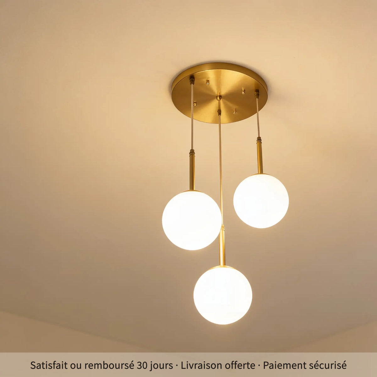 Pléiade, suspension LED trois globes opalins et laiton