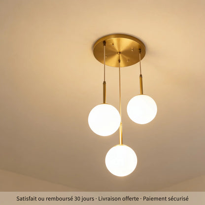 Pléiade, suspension LED trois globes opalins et laiton