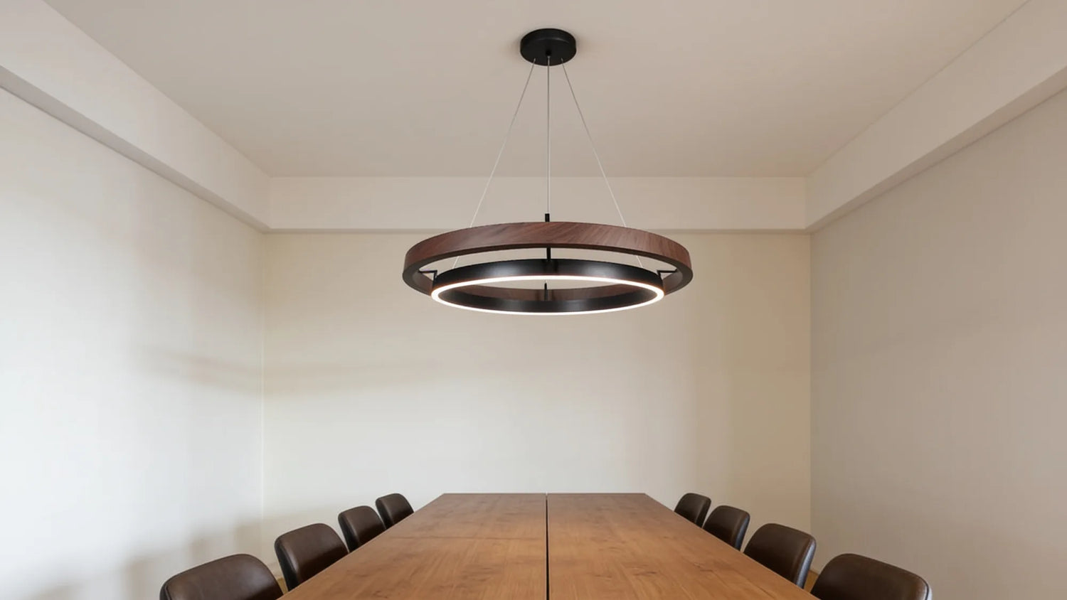 La suspension au-dessus d une longue table de salle a manger en noyer
