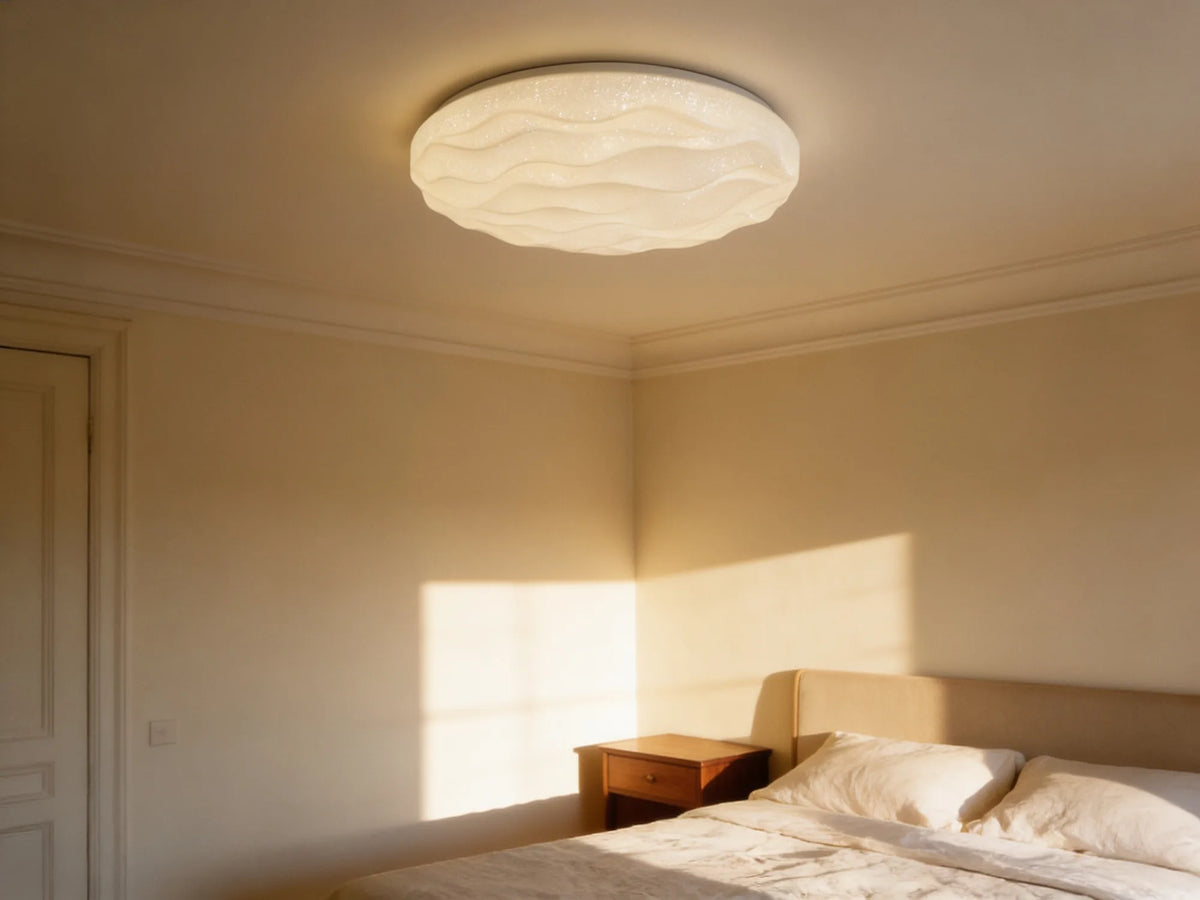 Un plafonnier plat allumé dans une chambre en fin d'après-midi