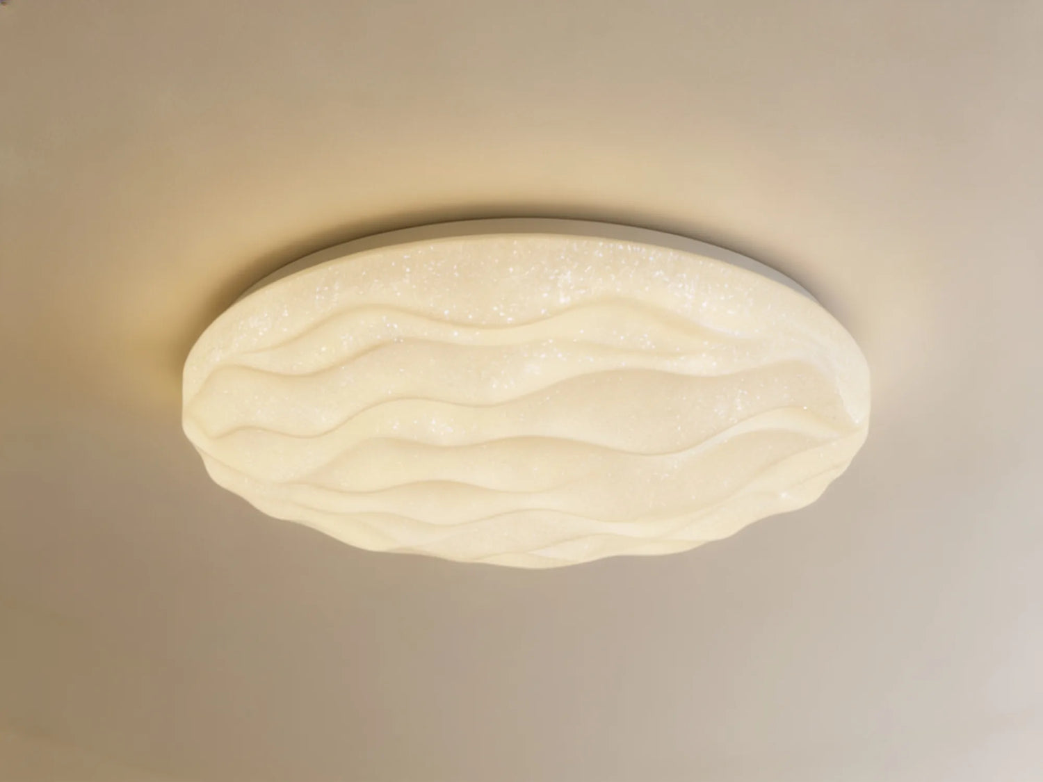 Le plafonnier vu en angle rasant : un profil très plat contre le plafond