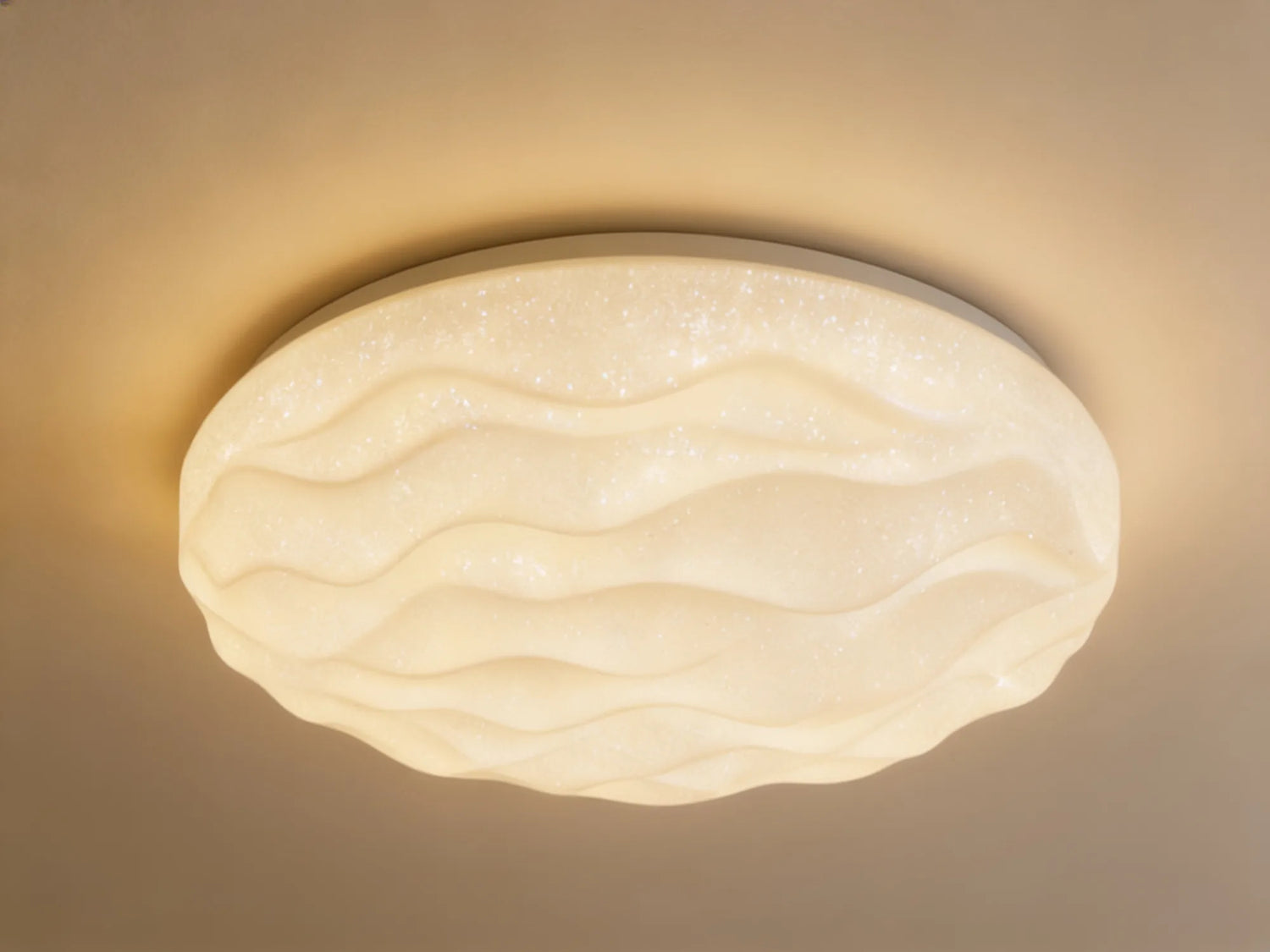 Le relief de vagues moulé dans le diffuseur acrylique, en lumière rasante
